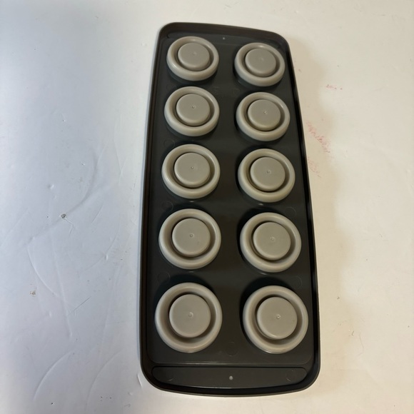 3 silicone ice trays 1 is collapsible EUC - Picture 4 of 4